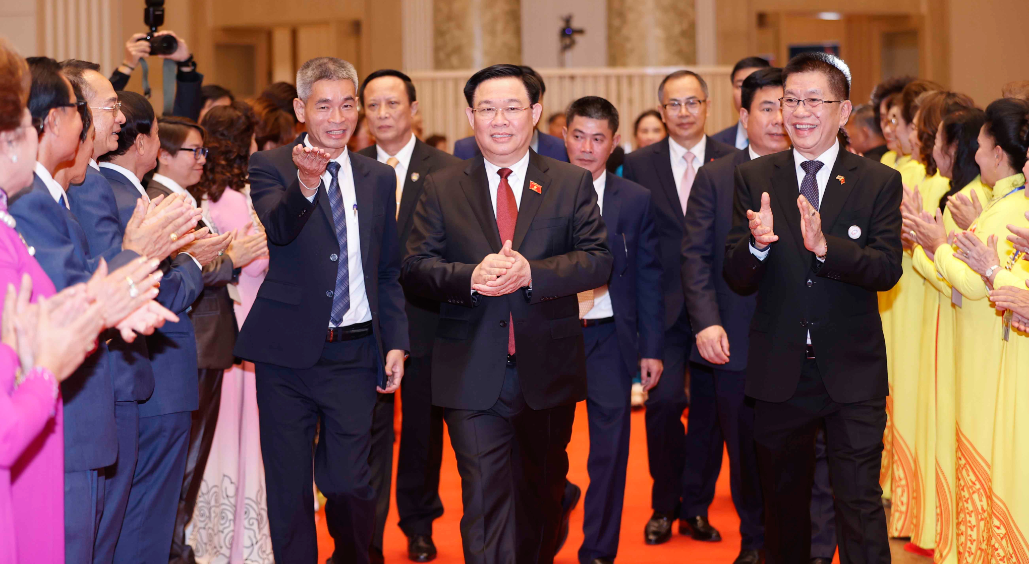 Chủ tịch Quốc hội Vương Đình Huệ gặp gỡ cộng đồng người Việt Nam tại Thái Lan -0