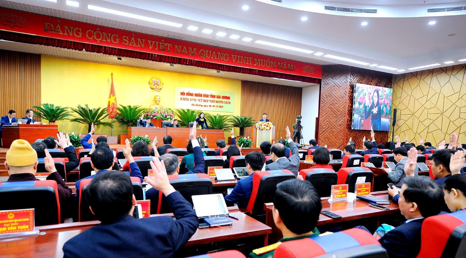 Các đại biểu biểu quyết thông qua nghị quyết tại Kỳ họp thứ 19, HĐND tỉnh Hải Dương Khóa XVII - ẢNH T. CHUNG