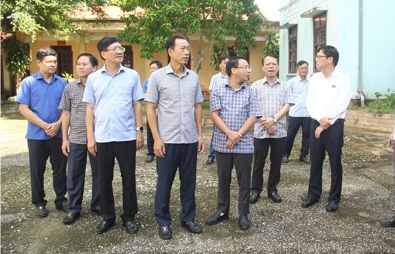 Trưởng Ban Kinh tế - Ngân sách HĐND tỉnh Lê Quang Hùng và các thành viên trong đoàn giám sát thực tế tại công sở xã Minh Dân, huyện Triệu Sơn