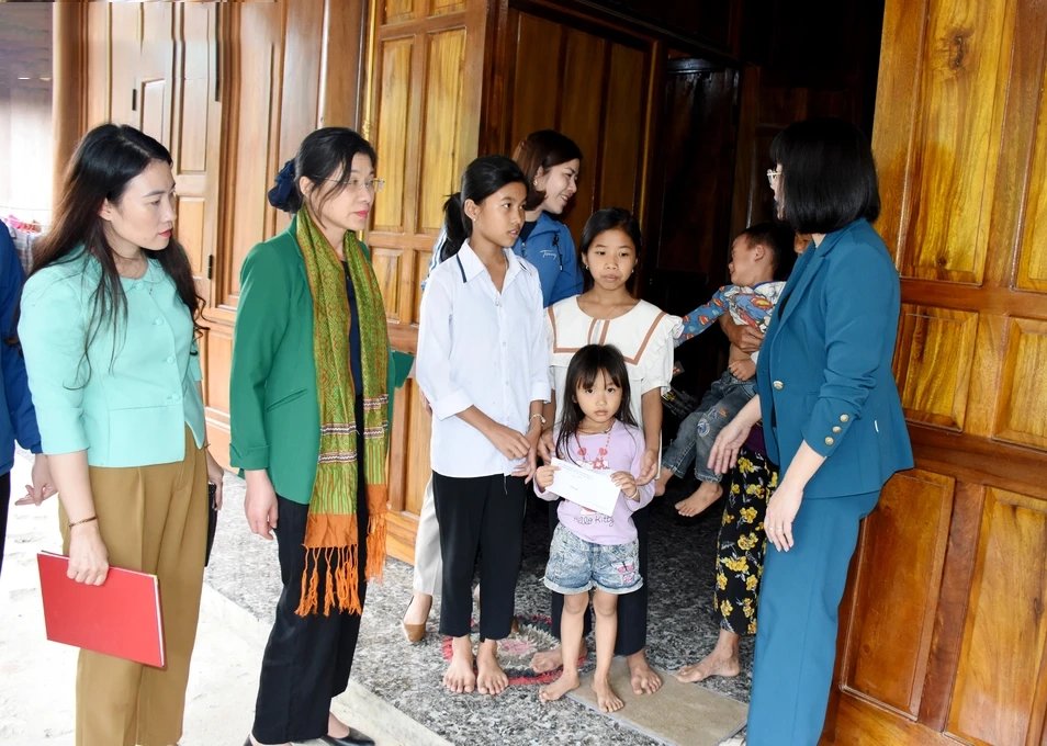 Ban Dân tộc HĐND tỉnh Nghệ An khảo sát về trẻ em khó khăn có bố mẹ đi làm ăn xa