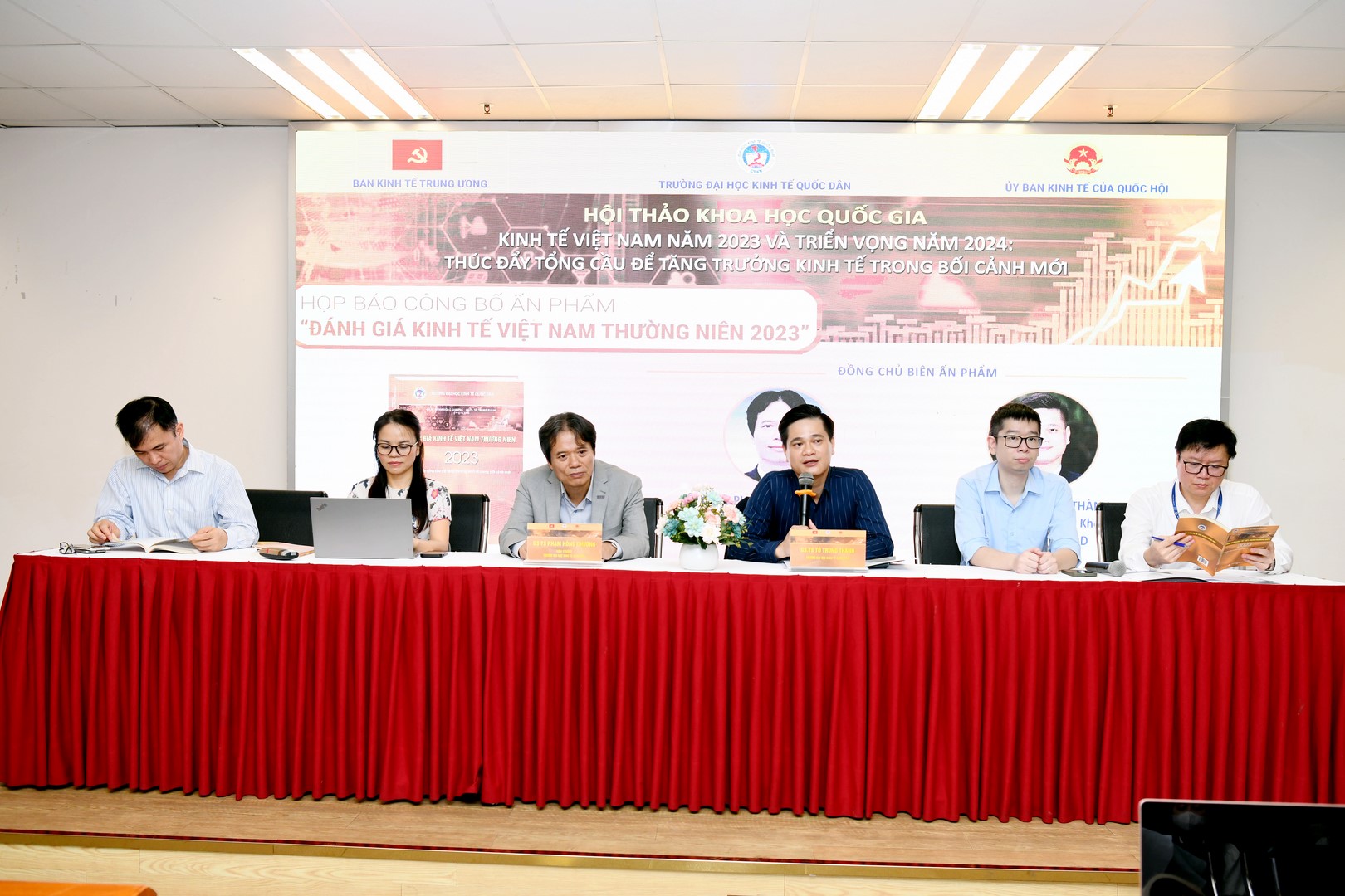 Trường Đại học Kinh tế Quốc dân công bố Ấn phẩm Đánh giá Kinh tế Việt Nam thường niên 2023 -0