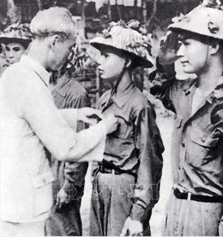 Chủ tịch Hồ Chí Minh trao tặng Huy hiệu 