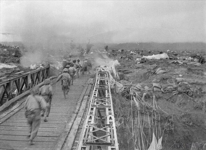 Bộ đội ta vượt qua cầu Mường Thanh, tấn công vào Tập đoàn cứ điểm Điện Biên Phủ chiều 7.5.1954 Ảnh: Tư liệu TTXVN