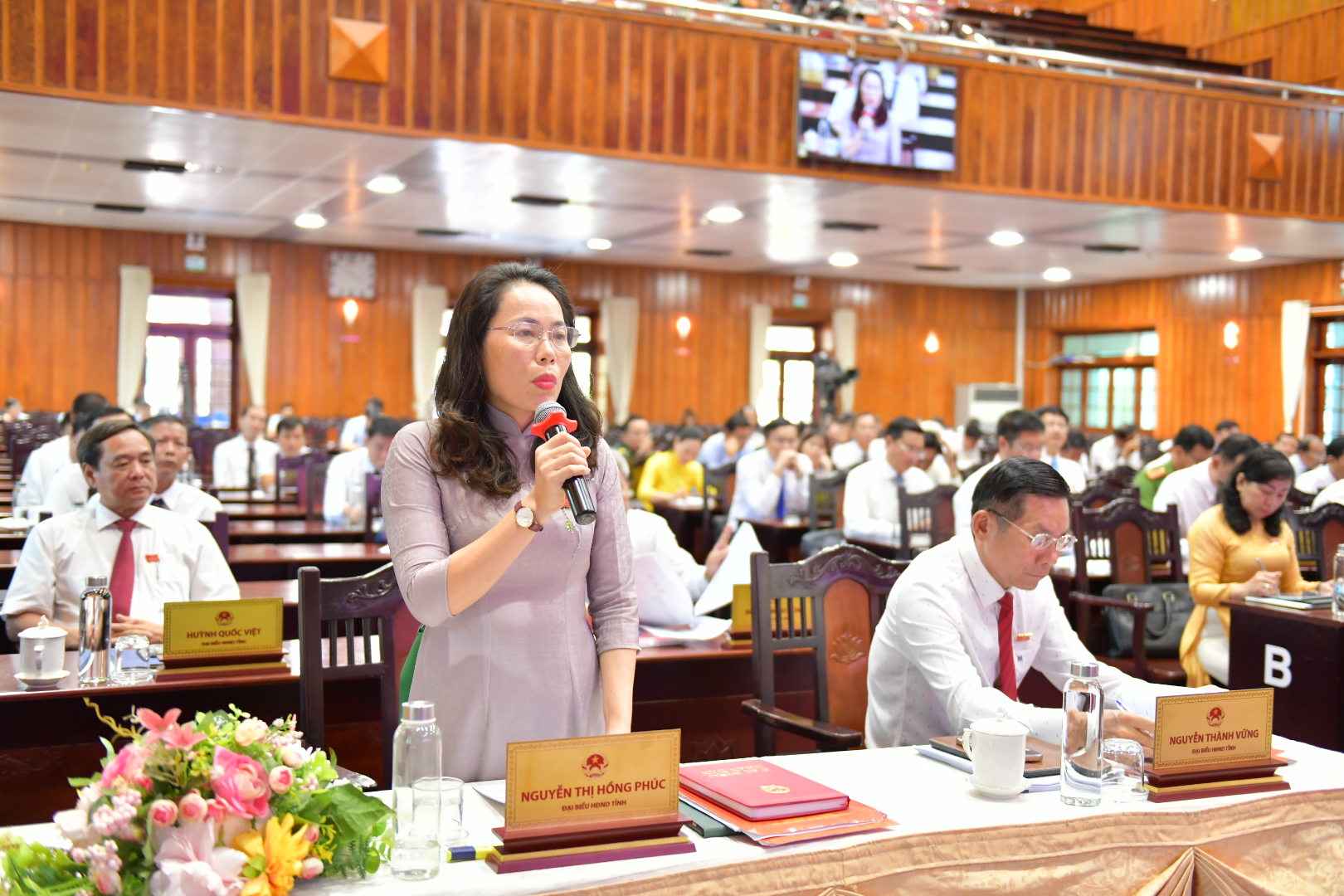 Đại biểu HĐND tỉnh Nguyễn Thị Hồng phúc chất vấn tại kỳ họp