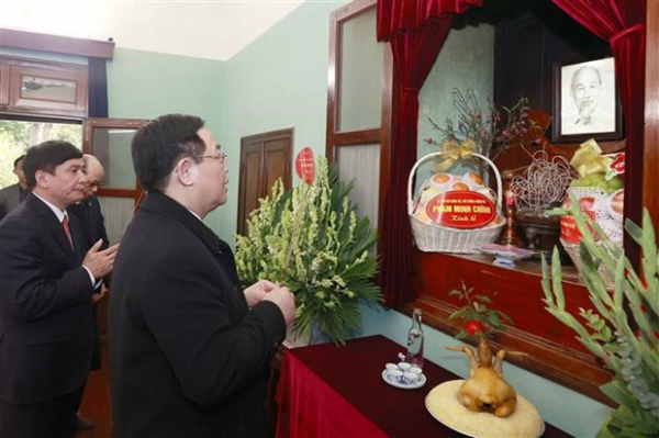 NA Chairman offers incense in tribute to late President Ho Chi Minh -0