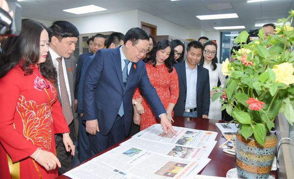 Top legislator pays Tet visit to NA newspaper, TV channel -0