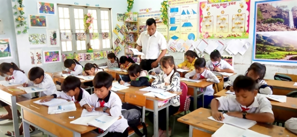 Village teacher helps ethnic students keep going to school -0
