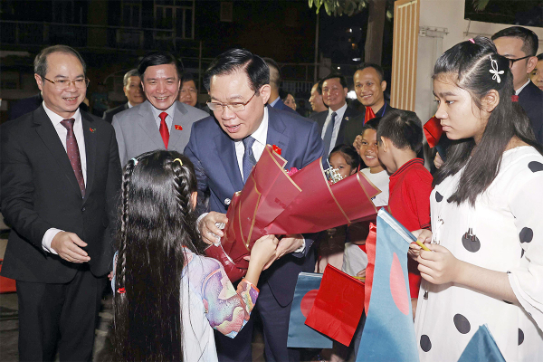 NA Chairman meets with Vietnamese community in Bangladesh -0