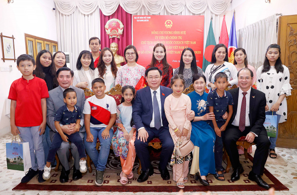 NA Chairman meets with Vietnamese community in Bangladesh -0