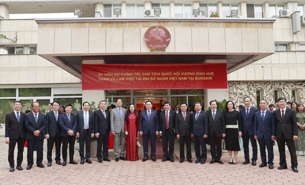 Chủ tịch Quốc hội tiếp một số đại sứ Việt Nam tại Bulgaria -0