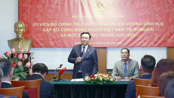 Top legislator met with representatives of Vietnamese communities in Europe -0