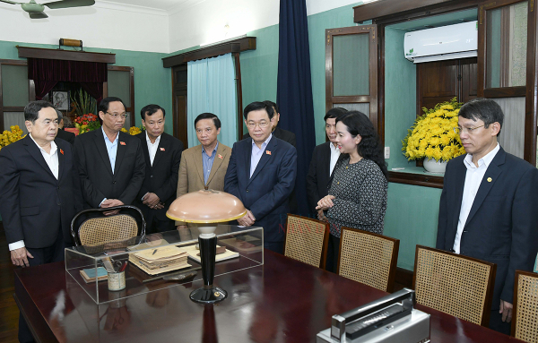 Top legislator commemorates President Ho Chi Minh at relic site -0