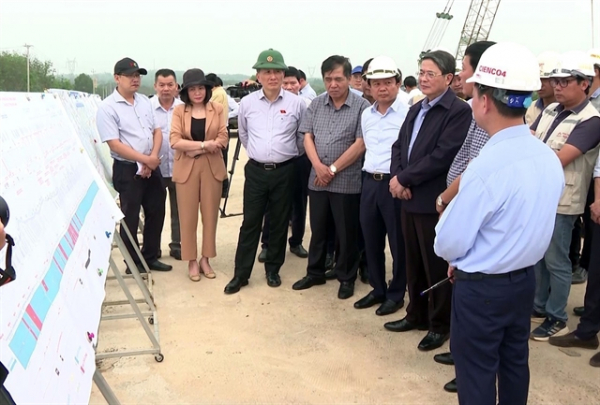 National Assembly delegation inspects expressway project in Quảng Bình Province -0