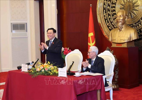 NA Chairman meets Vietnamese community in China -0