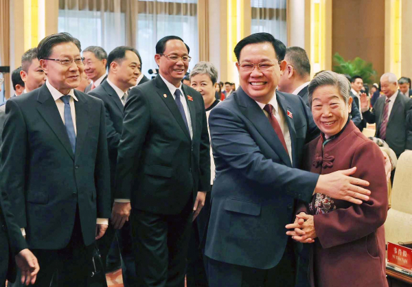 NA Chairman joins in Vietnam - China people’s friendship meeting -0