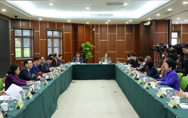 Top legislator visits Hongqiao legislative centre in Shanghai -0