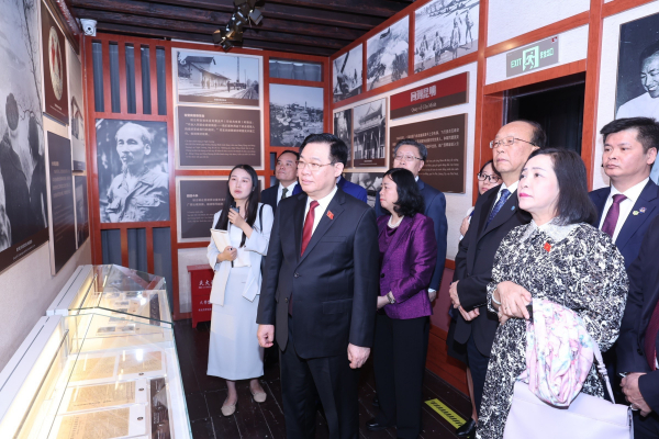 NA Chairman visits President Ho Chi Minh relic site in Kunming -0