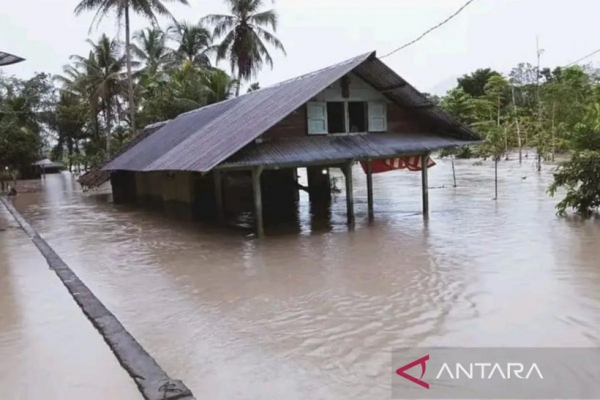 Indonesia: Over 4,000 people isolated due to floods, landslides  -0
