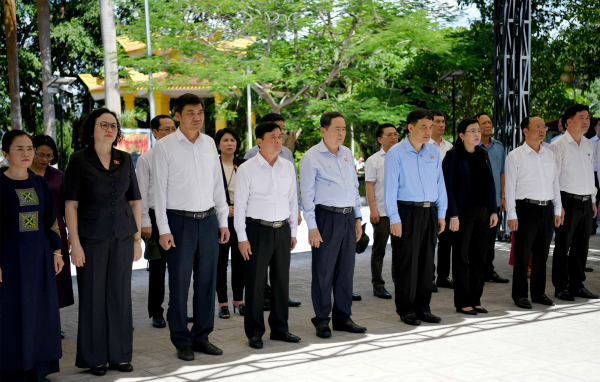 NA Chairman pays respect to President Ho Chi Minh, fallen martyrs -0