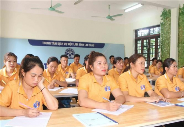 Lai Chau workers receive help before going to RoK  -0