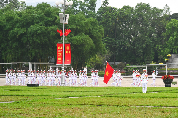 Trang nghiêm lễ thượng cờ tại quảng trường Ba Đình nhân dịp 47 năm ngày thống nhất đất nước -0
