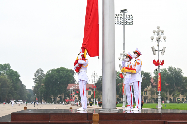 Trang nghiêm lễ thượng cờ tại quảng trường Ba Đình nhân dịp 47 năm ngày thống nhất đất nước -0