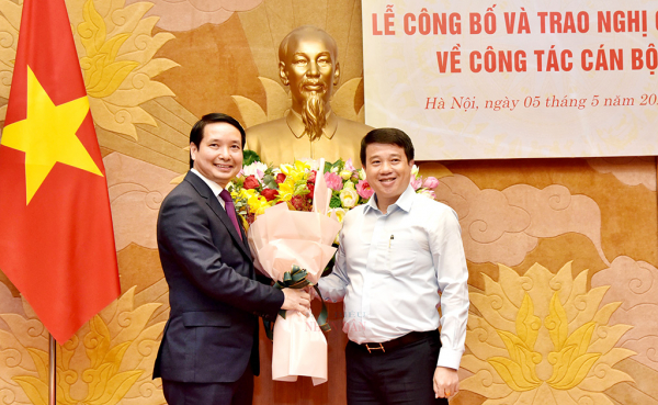 Phó Chủ tịch Thường trực Quốc hội Trần Thanh Mẫn trao quyết định bổ nhiệm ông Phạm Thái Hà giữ chức Phó Chủ nhiệm Văn phòng Quốc hội -0