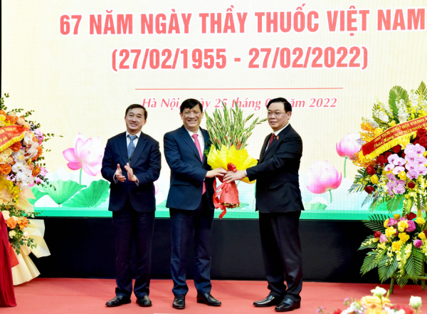 Chủ tịch Quốc hội Vương Đình Huệ thăm, chúc mừng Ngày Thầy thuốc Việt Nam tại Bệnh viện Hữu nghị Việt Đức -0