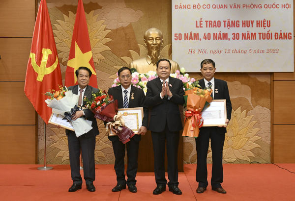 Phó Chủ tịch Thường trực Quốc hội Trần Thanh Mẫn dự lễ trao tặng Huy hiệu 50 năm, 40 năm và 30 năm tuổi Đảng của Đảng bộ cơ quan Văn phòng Quốc hội -0