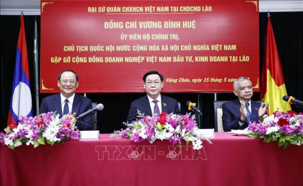 Chủ tịch Quốc hội gặp cộng đồng doanh nghiệp Việt Nam tại Lào -0