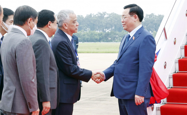 Chủ tịch Quốc hội Vương Đình Huệ đến Thủ đô Vientiane, bắt đầu chuyến thăm chính thức CHDCND Lào -0