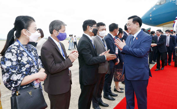 Chủ tịch Quốc hội Vương Đình Huệ đến Thủ đô Vientiane, bắt đầu chuyến thăm chính thức CHDCND Lào -1