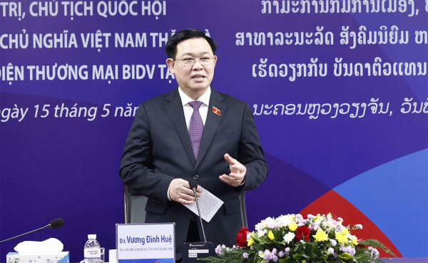 Chủ tịch Quốc hội Vương Đình Huệ thăm và làm việc với Ngân hàng liên doanh Lào - Việt Nam -0