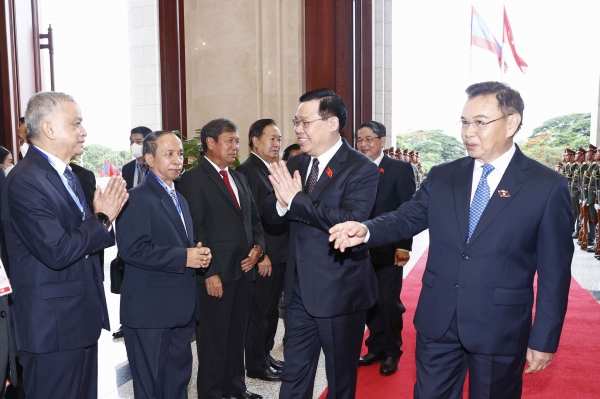 Chủ tịch Quốc hội Vương Đình Huệ hội đàm với Chủ tịch Quốc hội Lào Saysomphone Phomvihane -0