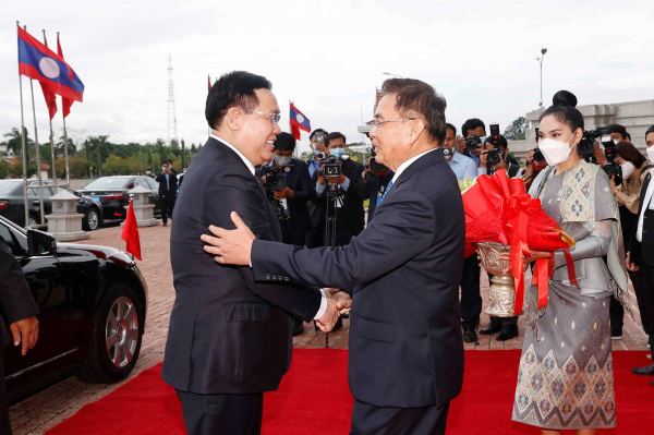 Chủ tịch Quốc hội Vương Đình Huệ hội đàm với Chủ tịch Quốc hội Lào Saysomphone Phomvihan -0