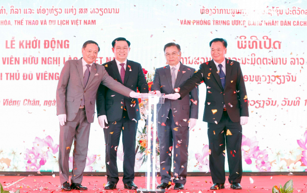 Chủ tịch Quốc hội Vương Đình Huệ và Chủ tịch Quốc hội Lào Saysomphone Phomvihane 
dự lễ khởi động dự án xây dựng Công viên Hữu nghị Lào – Việt Nam -0