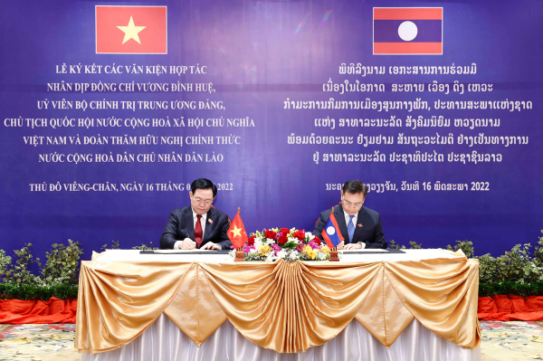 Chủ tịch Quốc hội Vương Đình Huệ và Chủ tịch Quốc hội Saysomphone Phomvihane ký Thoả thuận hợp tác Quốc hội Việt Nam - Lào -1