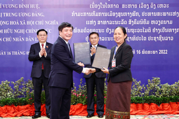 Chủ tịch Quốc hội Vương Đình Huệ và Chủ tịch Quốc hội Saysomphone Phomvihane ký Thoả thuận hợp tác Quốc hội Việt Nam - Lào -0