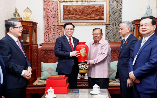 Chủ tịch Quốc hội Vương Đình Huệ thăm nguyên Tổng Bí thư, Chủ tịch Nước Lào Bounnhang Vorachith -0