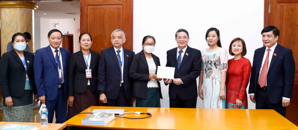 Phó Chủ tịch Quốc hội Nguyễn Đức Hải thăm lớp học tiếng Việt cho cán bộ, nhân viên Văn phòng Quốc hội Lào -0