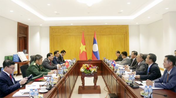 Chủ nhiệm Ủy ban Quốc phòng và An ninh Lê Tấn Tới
hội đàm với Chủ nhiệm Ủy ban Quốc phòng và An ninh Quốc hội Lào -0