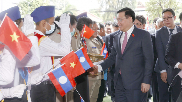 Chủ tịch Quốc hội Vương Đình Huệ thăm trường Dân tộc nội trú Champasak -6