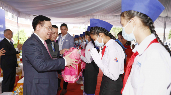 Chủ tịch Quốc hội Vương Đình Huệ thăm trường Dân tộc nội trú Champasak -1
