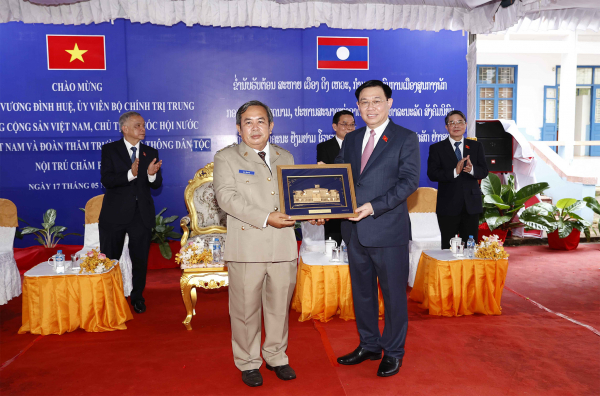 Chủ tịch Quốc hội Vương Đình Huệ thăm trường Dân tộc nội trú Champasak -3