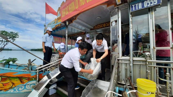 Thừa Thiên huế: Thả hơn 30 ngàn con cá để tái tạo nguồn lợi thuỷ sản trên sông Hương -0