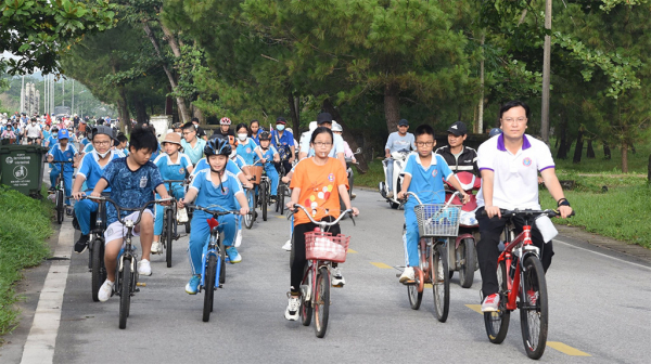 Học sinh tiểu học thích thú được đạp xe tham quan di tích Văn Thánh - Huế -1