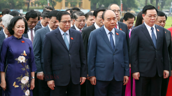 Lãnh đạo Đảng, Nhà nước và các đại biểu Quốc hội vào Lăng viếng Chủ tịch Hồ Chí Minh -1