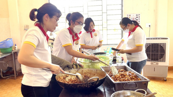 Hiệu trưởng, cán bộ và giảng viên trường Đại học Luật – Đại học Huế cùng xuống bếp phục vụ sinh viên nghèo -1