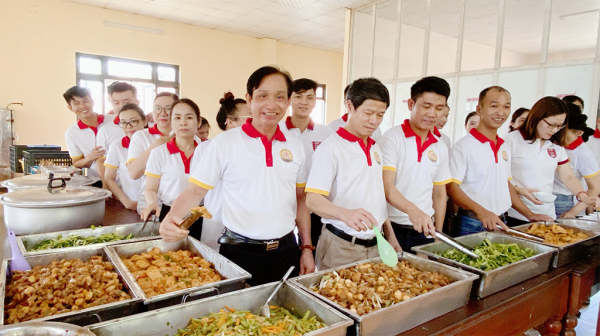Hiệu trưởng, cán bộ và giảng viên trường Đại học Luật – Đại học Huế cùng xuống bếp phục vụ sinh viên nghèo -2