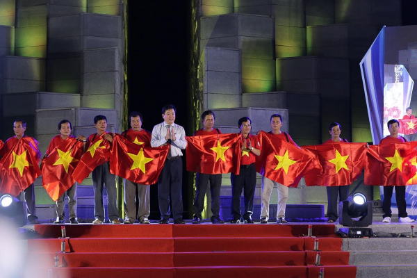Chủ tịch UBND tỉnh Phú Yên Trần Hữu Thế đã trao 10.000 lá cờ Tổ quốc cho ngư dân Phú Yên bám biển 